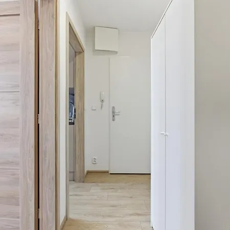 Apartman Near The Subway With Kitchen And Terrace *