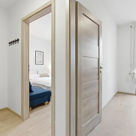 Apartman Near The Subway With Kitchen And Terrace